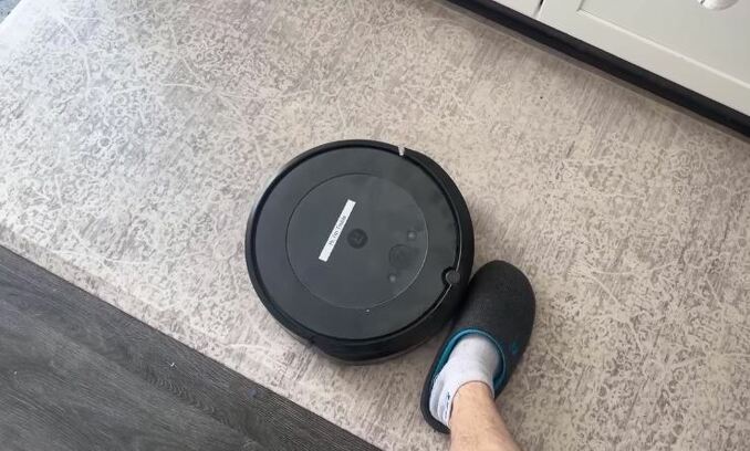 iRobot Roomba i4 cleaning test